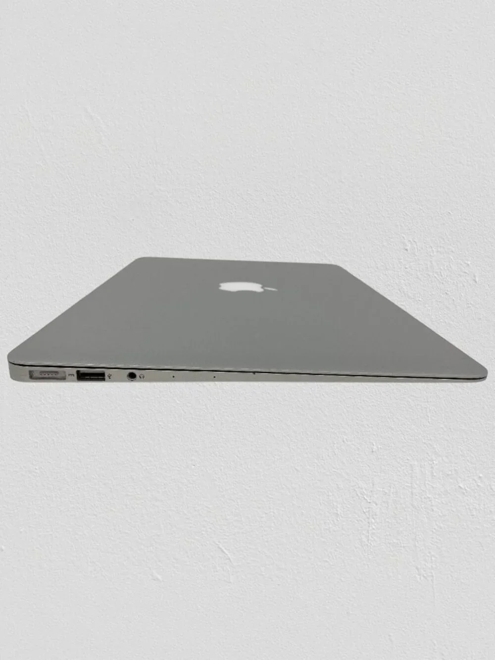 Apple MacBook Air 13.3 in (128GB SSD, Intel Core, 1.6GHz, 4 GB RAM + Charger)
